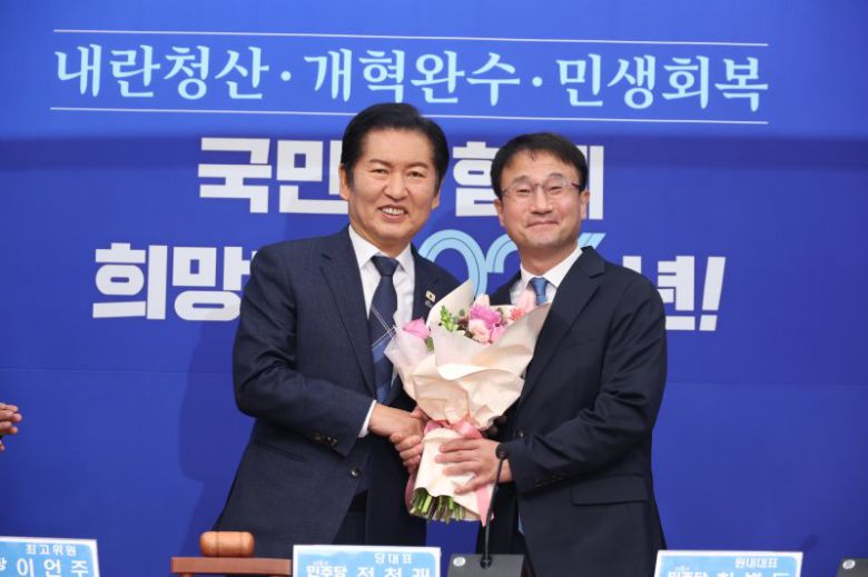 정청래 더불어민주당 대표와 한병도 원내대표가 12일 오전 서울 여의도 국회에서 열린 최고위원회의에서 꽃다발을 들고 기념 촬영을 하고 있다. 뉴시스