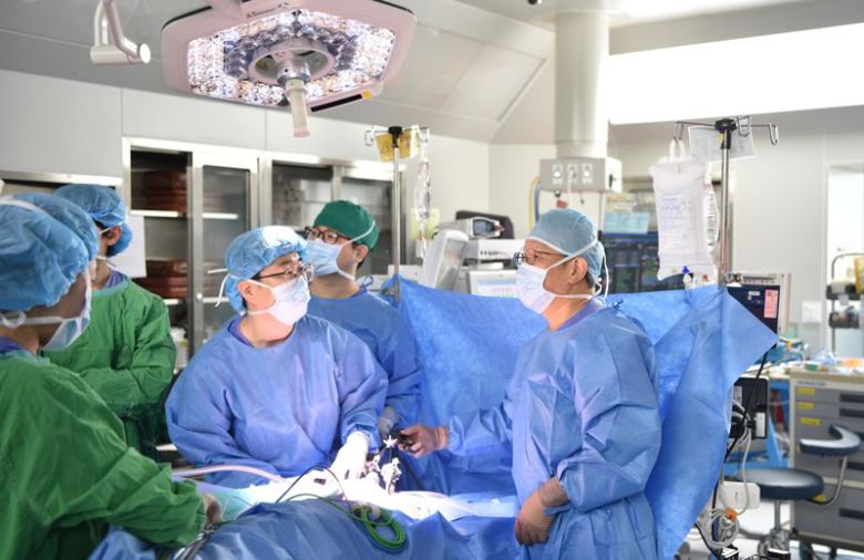 화순전남대병원은 비뇨의학과에서 로봇수술 1400여례를 달성하며 최고 수준의 로봇수술 역량을 입증했다고 12일 밝혔다. 사진은 권동득 비뇨의학과 교수가 다빈치 로봇수술을 시행하고 있는 모습. 화순전남대병원 제공