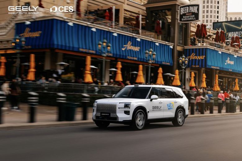 프리미엄 전동화 모빌리티 브랜드 지커가 속한 지리자동차그룹이 지난 9일 막을 내린 세계 최대 IT·가전 전시회인 ‘CES 2026’에서 차세대 스마트 자동차를 위한 두 가지 혁신 기술을 공개했다. 사진은 CES 2026이 열린 미국 라스베이거스 일대를 주행 중인 '지커 9X'의 모습. 지리자동차그룹 제공.                                  제리 간 지리자동차그룹 최고경영자(CEO)가 지난 9일 막을 내린 세계 최대 IT·가전 전시회인 ‘CES 2026’에 참석해 풀 도메인 AI 2.0과 G-ASD에 대해 설명하고 있다. 지리자동차그룹 제공.