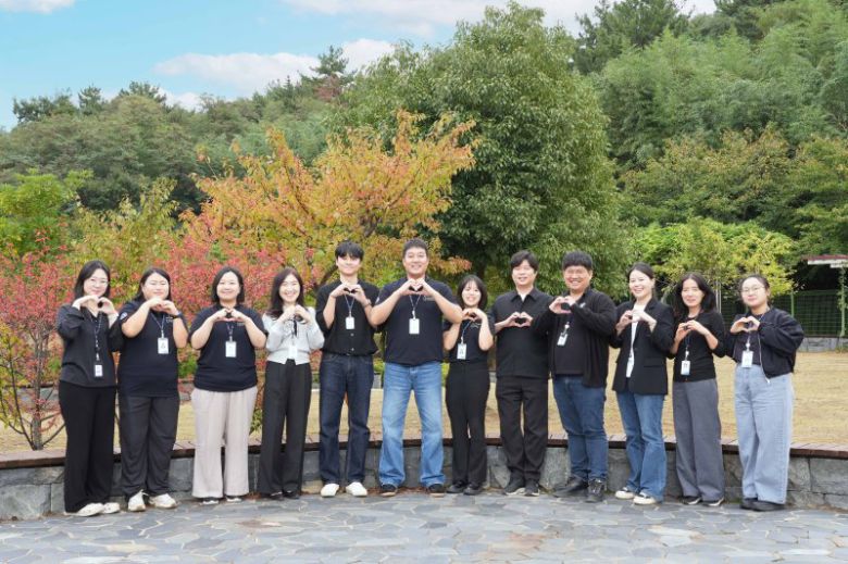 동남권원자력의학원에서 의료기기 및 장비의 방사선·방사능 계측 시험·교정 서비스 업무를 담당하고 있는 방사선융복합 연구팀 구성원들이 모여 기념촬영하고 있다. 동남권원자력의학원 제공