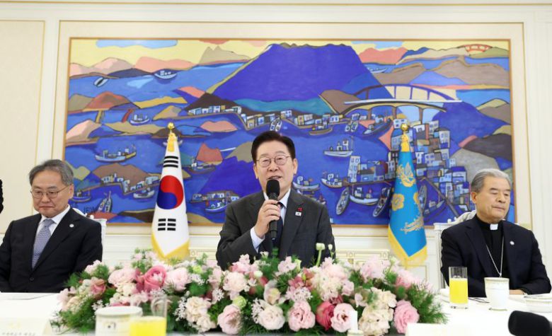 이재명 대통령이 12일 청와대 본관에서 열린 종교 지도자 초청 오찬 간담회에서 발언하고 있다. 청와대통신사진기자단