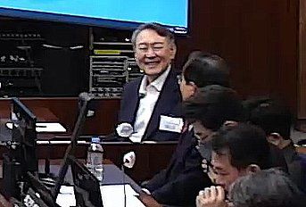 윤석열 전 대통령이 지난 9일 서울 서초구 서울중앙지방법원에서 열린 내란 우두머리 혐의 1심 결심 공판에서 미소를 짓고 있다. /서울중앙지방법원 제공 영상 캡쳐