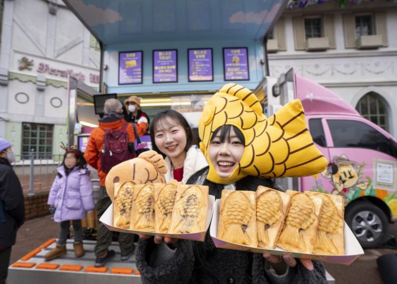 에버랜드 모델들이 새해부터 새롭게 론칭한 월간 스페셜 이벤트 '왓에버 시리즈'의 1월 '붕어빵 러쉬'를 소개하고 있다. 삼성물산 제공