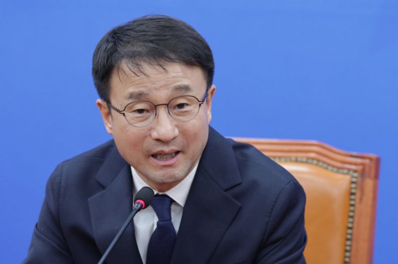 한병도 더불어민주당 신임 원내대표가 지난 11일 서울 여의도 국회에서 기자간담회를 하고 있다. 뉴스1