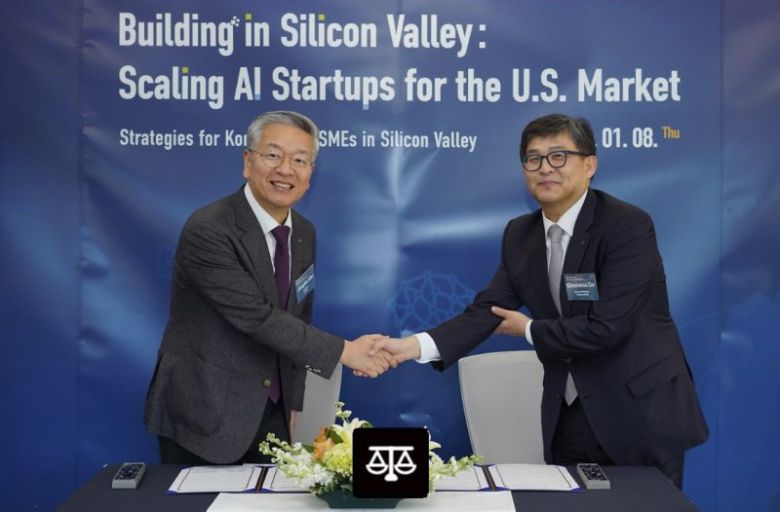 도건우 신한은행 미주지역본부장(오른쪽)이 지난 8일(현지시간) 미국 기술보증기금 실리콘밸리지점에서 김종호 기술보증기금 이사장과 기념촬영을 하고 있다. 신한은행 제공