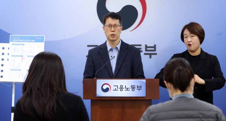 천경기 고용노동부 미래고용분석과장이 12일 세종시 정부세종청사에서 고용행정 통계로 본 2025년 12월 노동시장 동향을 발표하고 있다. 뉴시스