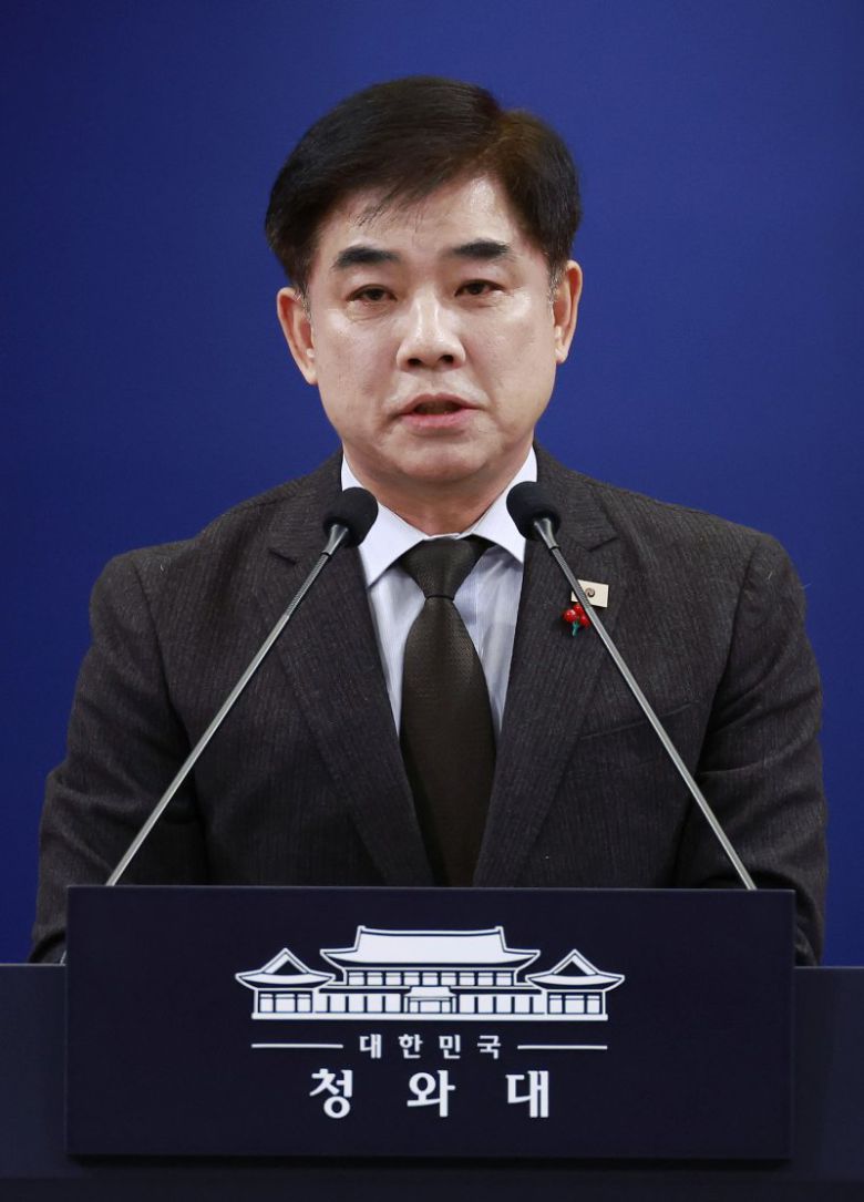 김병욱 정무비서관이 12일 서울 청와대에서 이재명 대통령 정당 지도부 오찬 간담회 일정 관련 브리핑을 하고 있다. 뉴시스