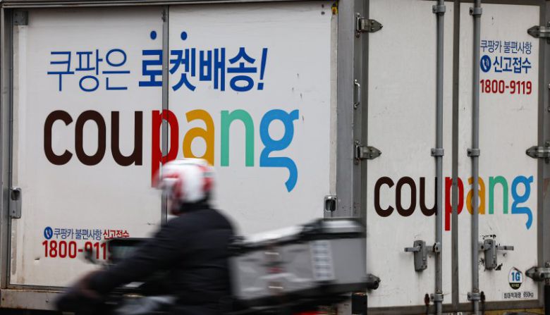 서울 시내 한 쿠팡물류센터에 정차된 배송차량. 뉴스1