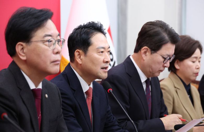 장동혁 국민의힘 대표가 12일 서울 여의도 국회에서 열린 최고위원회의에서 발언하고 있다. 뉴스1