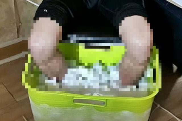 보험금을 타기 위해 몸을 동여맨 채 드라이아이스에 10시간 동안 발을 담갔다가 끝내 양다리만 절단한 대만 남성. 사진은 범행 당시 모습. ET투데이 캡처