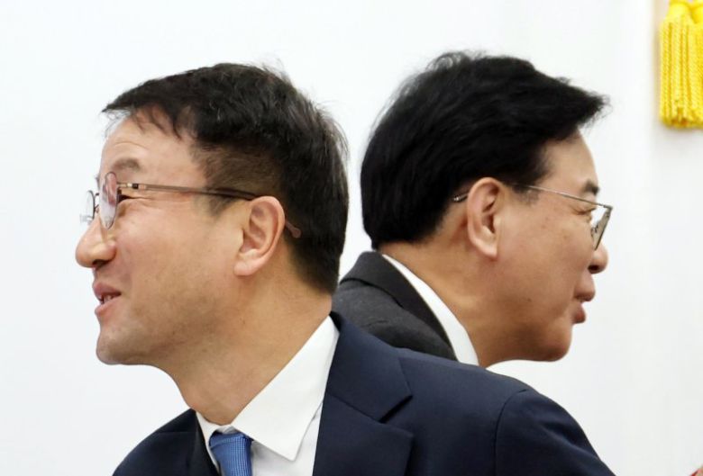 더불어민주당 한병도 신임 원내대표(왼쪽)가 12일 국회에서 취임 인사차 국민의힘 송언석 원내대표를 만나 서로 상대편 원내운영수석부대표와 인사하고 있다. 연합뉴스