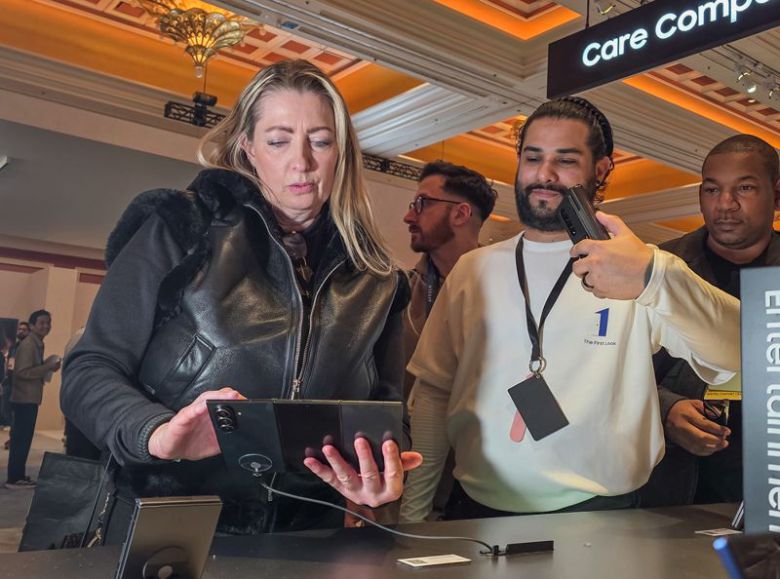 관람객들이 최근 미국 라스베이거스에서 열린 세계 최대 전자 전시회 'CES 2026'에 마련된 윈호텔 삼성전자 단독 전시관에서 '갤럭시Z 트라이폴드'를 체험하고 있다. 삼성전자 제공