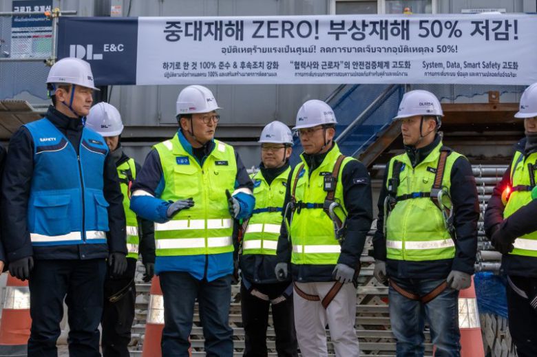 지난 10일 영동대로 지하공간 복합개발 1공구 건설 현장에서 박상신 DL이앤씨 대표(앞줄 왼쪽 두번째)가 안전보건 관리 현황을 점검하고 있다. DL이앤씨 제공