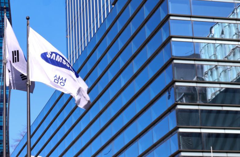 삼성전자가 창사 이래 처음으로 분기 영업이익 20조원을 돌파한 것으로 발표한 지난 8일 서울 서초구 삼성전자 사옥에 삼성깃발이 보이고 있다. 뉴시스