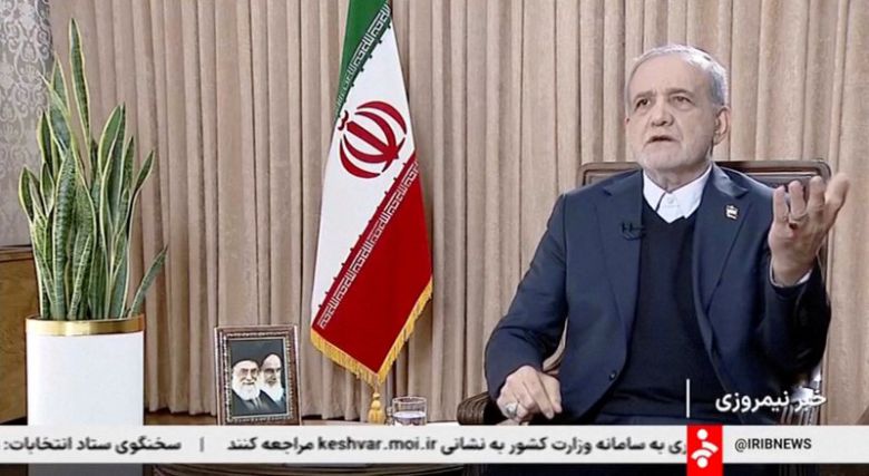 이란의 마수드 페제시키안 대통령이 11일(현지시간) 국영방송을 통해 연설하고 있다.로이터연합뉴스