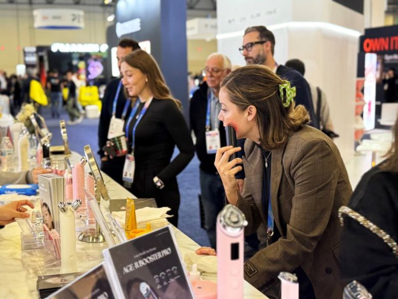 에이피알의 CES 부스를 찾은 방문객이 메디큐브 에이지알 뷰티 디바이스를 체험하고 있다. 에이피알 제공