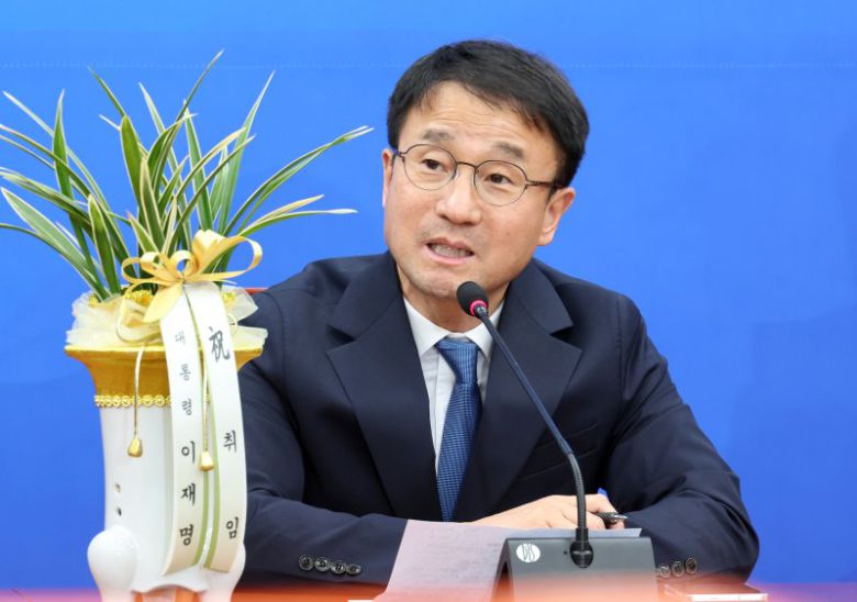 한병도 더불어민주당 원내대표가 12일 오후 서울 여의도 국회에서 우상호 대통령실 정무수석의 예방을 받으며 발언을 하고 있다. 뉴시스