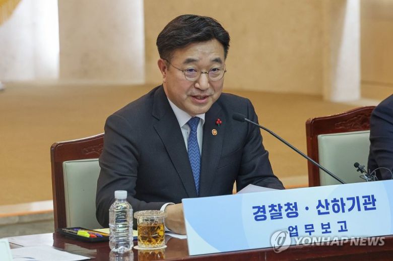 윤호중 행정안전부 장관이 12일 서울 종로구 정부서울청사에서 경찰청 및 산하기관 업무보고를 받기 전 모두발언하고 있다. 연합뉴스 사진