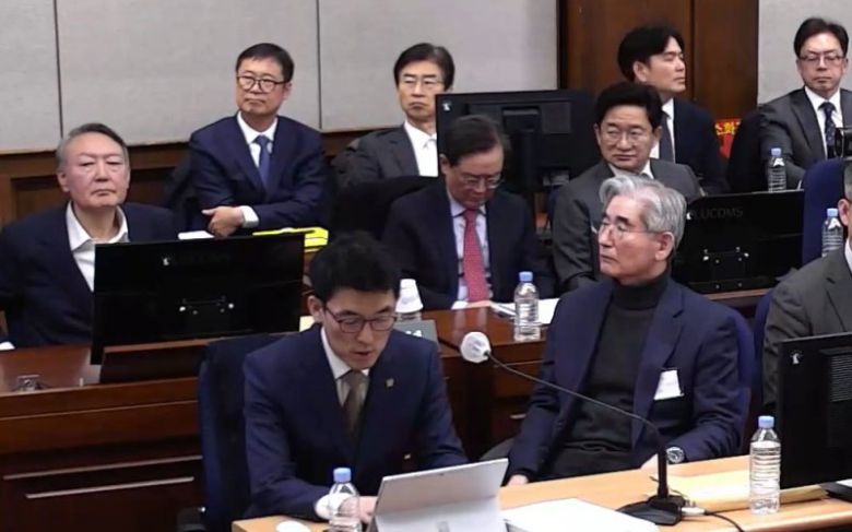 윤석열 전 대통령, 김용현 전 국방부 장관 등이 9일 서울 서초구 서울중앙지방법원에서 열린 내란 우두머리 혐의 1심 결심 공판에 참석해 자리에 앉아 있다. 뉴스1