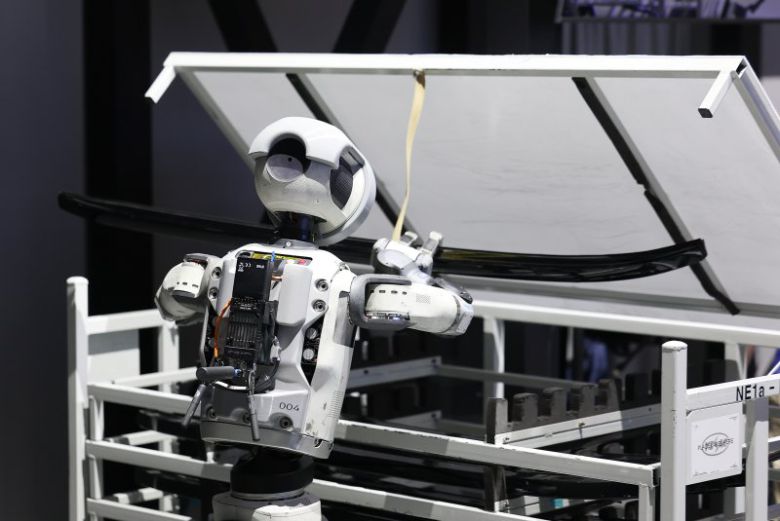 CES 개막 이틀째인 지난 7일(현지시간) 미국 네바다주 라스베이거스 컨벤션센터(LVCC) 현대자동차 부스에서 로봇 아틀라스가 부품 이동을 시연하고 있다 연합뉴스