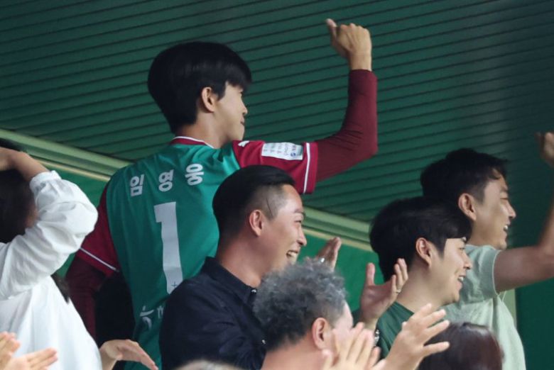 가수 임영웅이 20일 오후 대전월드컵경기장에서 열린 '하나은행 K리그1 2025' 대전하나시티즌과 대구FC 경기에서 대전하나시티즌 주민규가 득점하자 엄지를 치켜들며 기뻐하고 있다.뉴스1