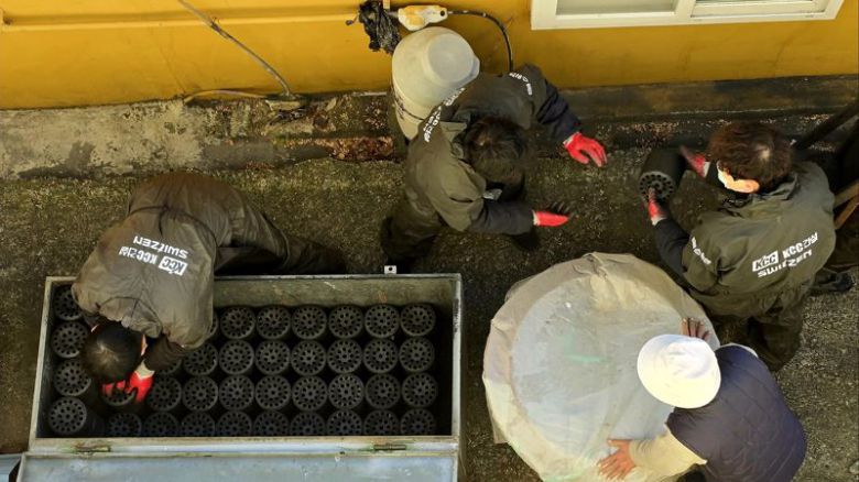 12일 부산 사하구, 서구에서 KCC건설 임직원들이 연탄을 배달하고 있다. KCC건설 제공