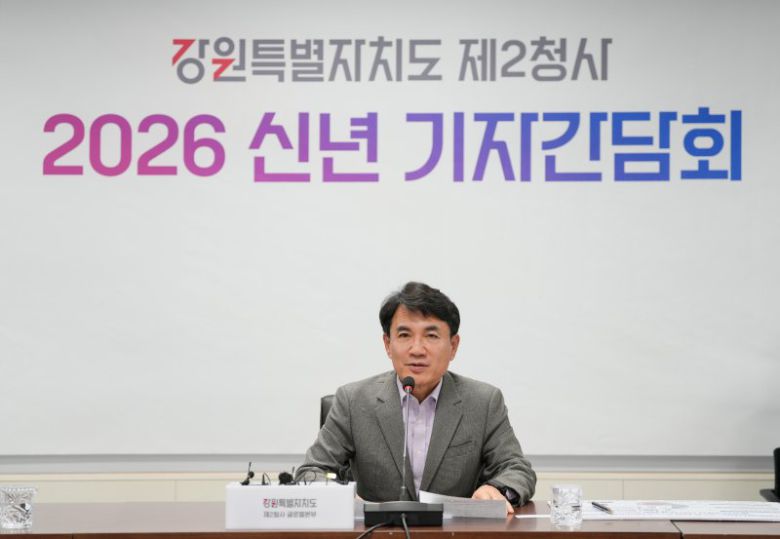 김진태 강원도지사가 12일 강릉에 위치한 강원도청 제2청사에서 기자간담회를 갖고 삼척~강릉 고속화철도 사업에 대해 설명하고 있다. 강원자치도 제공
