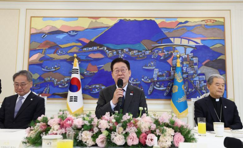 李대통령, 종교지도자 간담회 이재명 대통령이 12일 청와대에서 열린 종교 지도자 초청 오찬간담회에서 발언하고 있다. 이 대통령은 이날 간담회에서 통일교, 신천지 등 사이비 이단 종교로 인한 폐해를 우려하는 종교 지도자들의 지적에 "오래 방치해 폐해가 매우 크다"고 말했다. 왼쪽부터 김정석 한국교회총연합회장, 이 대통령, 이용훈 한국천주교주교회의 의장. 연합뉴스