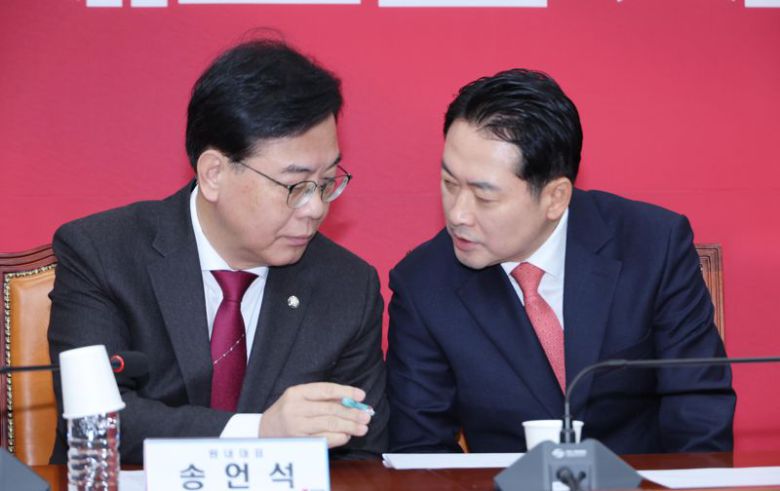 국민의힘 장동혁 대표와 송언석 원내대표가 12일 국회에서 열린 최고위원회의에서 얘기를 나누고 있다. 사진=박범준 기자