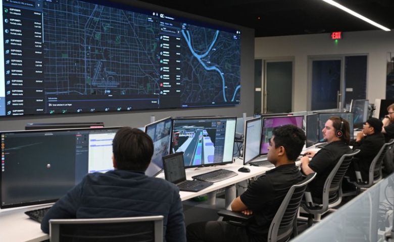 8일(현지시간) 미국 라스베이거스 모셔널 테크니컬 센터에 관제센터 모습. 사진=현대차그룹                                  8일(현지시간) 미국 라스베이거스 모셔널 테크니컬 센터에 아이오닉 5 로보택시가 있는 모습. 사진=현대차그룹