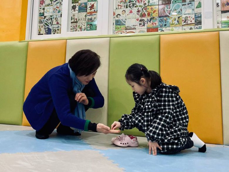 유은혜 '다시 빛날 경기교육' 공동대표가 12일 수원의 한 유치원을 방문해 유치원생과 대화를 나누고 있다. 다시 빛날 경기교육 제공