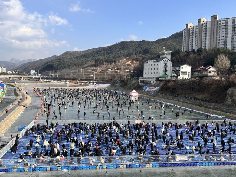 제14회 홍천강 꽁꽁축제가 개막 3일동안 6만명 가까운 방문객이 찾으며 연일 흥행에 성공하고 있다. 강원자치도 제공