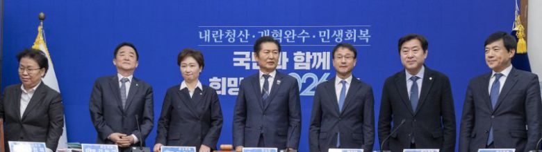 민주당, 새 지도부 구성 완료 더불어민주당 정청래 대표(왼쪽 네번째)가 12일 국회에서 열린 최고위원회의에 참석하기 위해 입장해 있다. 왼쪽부터 문정복, 강득구, 이언주 최고위원, 정 대표, 한병도 원내대표, 황명선, 이성윤 최고위원. 연합뉴스