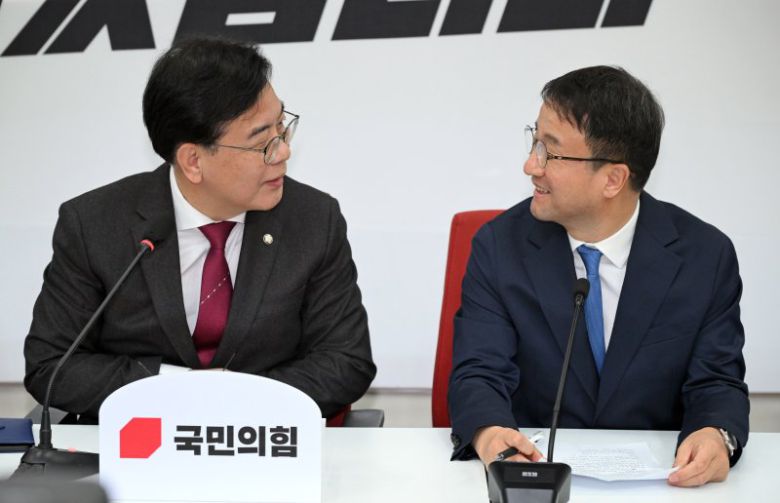 더불어민주당 한병도 신임 원내대표(오른쪽)가 12일 국회에서 취임 인사차 국민의힘 송언석 원내대표를 만나 얘기를 나누고 있다. 연합뉴스