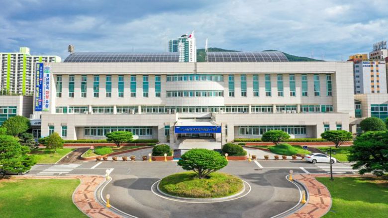 전남 광양시<사진>는 남성 근로자의 육아 참여를 장려하고 육아 휴직에 따른 경제적 부담을 덜어주기 위해 올해도 남성 육아 휴직 근로자를 대상으로 '아빠 육아휴직 장려금'을 지원한다고 12일 밝혔다. 광양시 제공