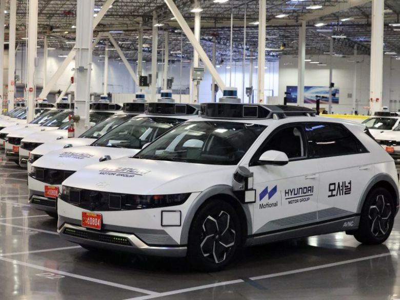 지난 8일(현지시간) 미국 네바다주 라스베이거스 모셔널테크니컬센터에 현대차 그룹과 모셔널이 함께 개발한 아이오닉 5 기반 '로보택시'가 주차돼 있다. 사진=뉴스1화상                                  김흥수 현대차·기아 GSO 본부장(왼쪽부터), 로라 메이저 모셔널 CEO, 유지한 현대차·기아 자율주행개발센터장이 지난 8일(현지시간) 미국 라스베이거스 테크니컬 센터에서 질의응답을 하는 모습. 사진=현대차그룹