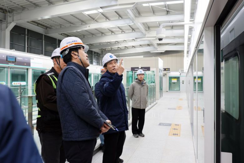 지난 5일 부산교통공사 이병진 사장(오른쪽 두번째)이 도시철도 양산선 내송~사송 구간 건설 현장 을 둘러보고 시운전 열차를 시승하며 안전 점검을 진행했다. 부산교통공사 제공