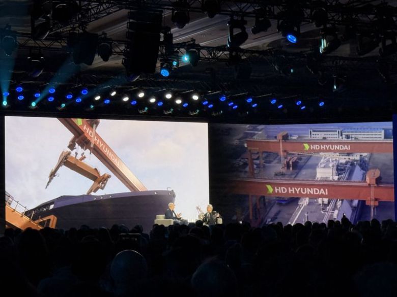 롤랜드 부시 지멘스그룹 회장 겸 최고경영자(사진 왼쪽)가 지난 6일(현지시간) 미국 라스베이거스에서 열린 CES 2026 개막 기조연설에서 젠슨황 엔비디아 CEO와 산업 현장에서의 디지털 트윈 중요성에 대해 강조하며 HD현대중공업 조선소 사례를 들고 있다. 사진=임수빈 기자