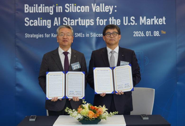 김종호 기술보증기금 이사장(왼쪽)이 지난 8일(현지시각) 미국 실리콘밸리 기술보증기금 실리콘밸리지점에서 도건우 신한은행 미주지역본부장과 북미 진출 국내기업 금융지원 확대를 위한 업무협약을 맺은 뒤 기념촬영을 하고 있다. 기술보증기금 제공