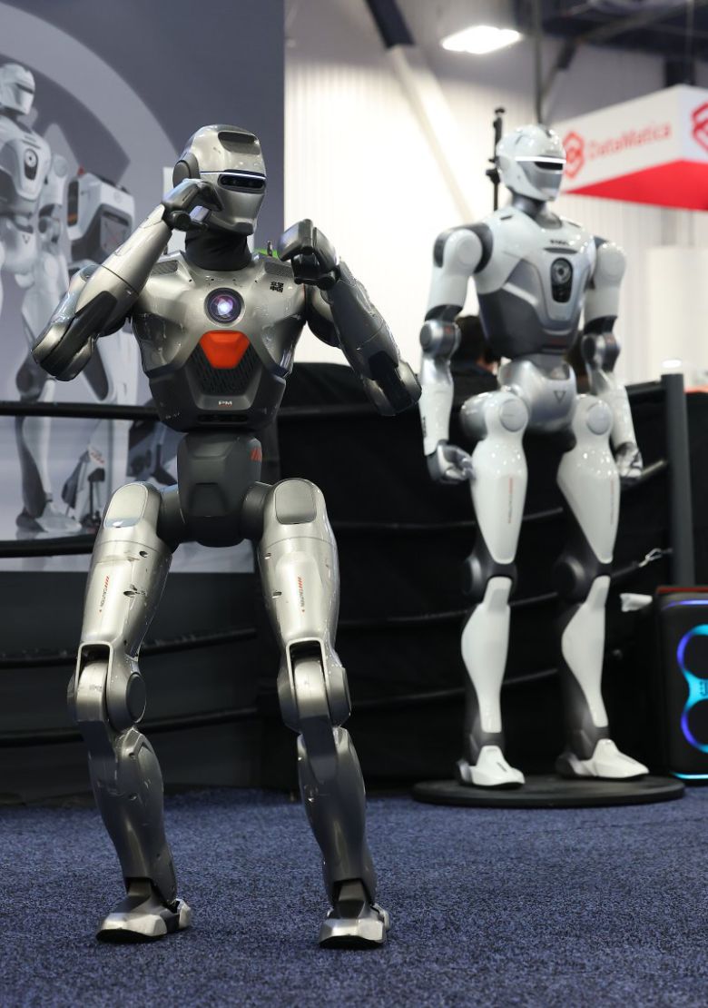 중국 로봇 기업 엔진AI부스에서 로봇이 격투 시연을 하고 있다. 연합뉴스