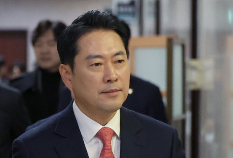 장동혁 국민의힘 대표가 12일 오전 서울 여의도 국회에서 열린 최고위원회의에 참석하기 위해 이동하고 있다. 뉴시스