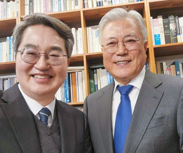 1일 김동연 경기도지사가 문재인 전 대통령을 예방한 뒤 기념촬영을 하고 있다. 김동연 페이스북 갈무리