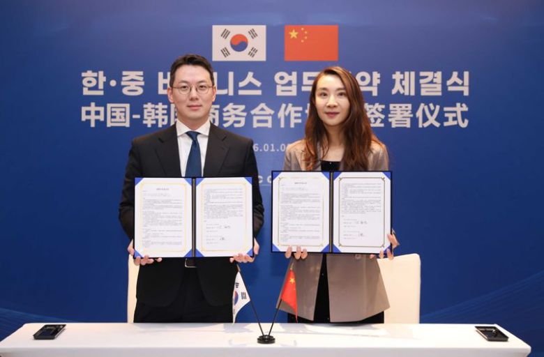 신범준 바이셀스탠다드 대표(왼쪽)와 아이린 유 쿤(KUN) 부사장이 지난 5일 중국 베이징에서 아시아 디지털 자산 밸류체인 구축을 위한 업무협약을 체결한 뒤, 기념촬영을 하고 있다. 바이셀스탠다드 제공