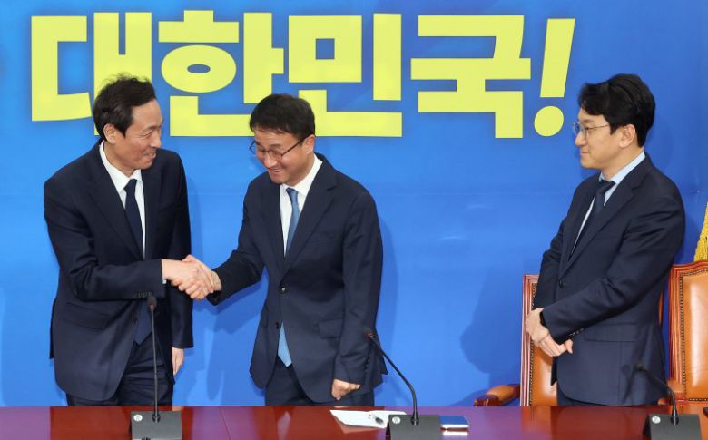 한병도 더불어민주당 원내대표(가운데)가 12일 국회에서 축하 인사차 방문한 우상호 청와대 정무수석을 만나 악수하고 있다. 오른쪽은 천준호 신임 원내운영수석부대표. 연합뉴스