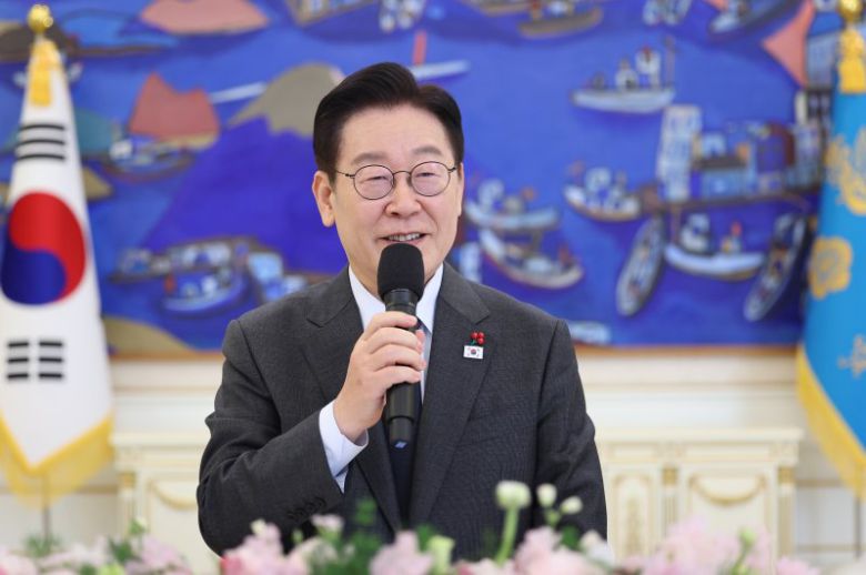 이재명 대통령이 12일 청와대 본관에서 열린 종교 지도자 초청 오찬 간담회에서 발언하고 있다. 청와대통신사진기자단