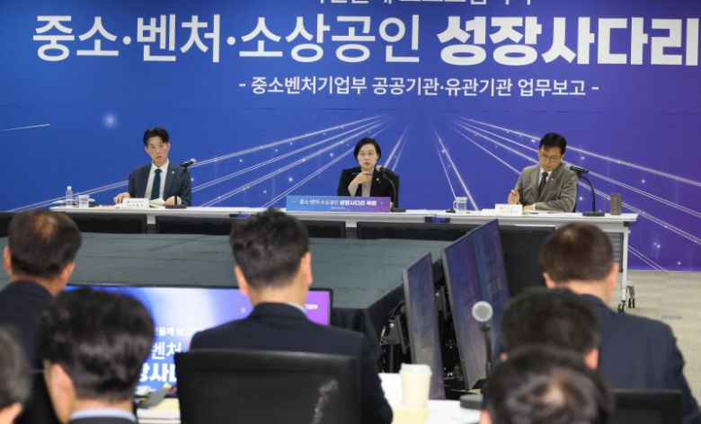 한성숙 중소벤처기업부 장관(가운데)이 12일 세종시 정부세종컨벤션센터에서 열린 중기부 공공기관·유관기관 업무보고에서 발언하고 있다. 사진=뉴시스