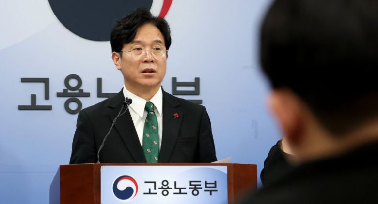 김영훈 고용노동부 장관이 산하 공공기관 업무보고를 마친 뒤 12일 오후 세종시 정부세종청사에서 기관장들과 함께 '모두가 행복하게 일할 수 있는 나라'를 실현하기 위한 정책을 설명하고 있다. 뉴스1
