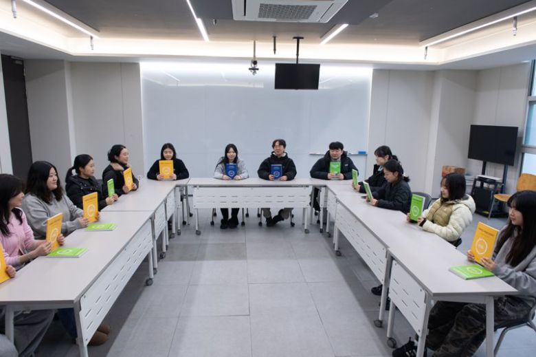 지난 9일 대구보건대 연마관 강의실에서 전문대학평생직업교육협회가 주관한 ‘COLiVE ESG마인드’ 자격시험에 합격한 대구보건대 재학생들이 교안을 들고 기념촬영을 하고 있다. 대구보건대 제공