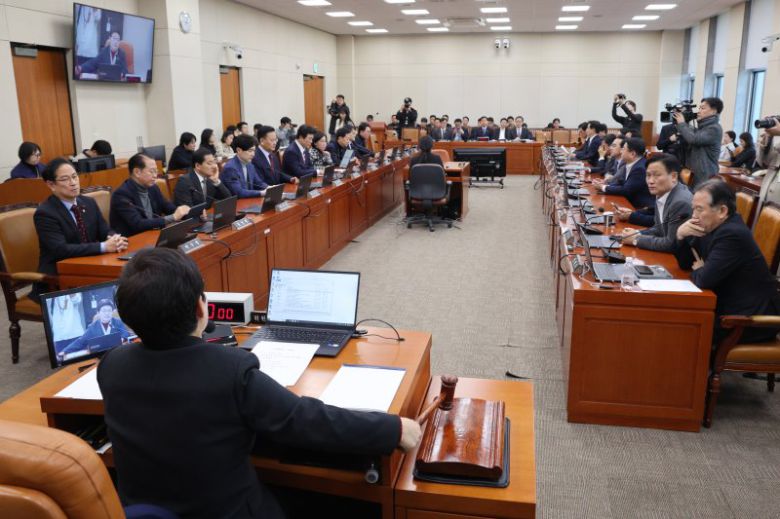 임이자 위원장이 2025년 12월 4일 서울 여의도 국회에서 열린 기획재정위원회 전체회의에서 안건을 통과시키고 있다. 뉴스1