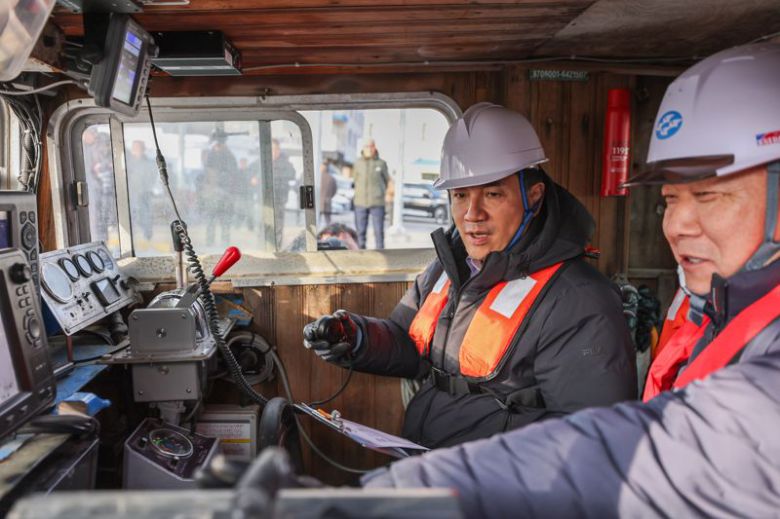 김진태 강원도지사(사진 왼쪽)가 12일 강릉 주문진항을 방문, 안전사고 예방을 위한 합동점검에 나섰다. 강원자치도 제공